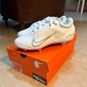 Nike Women’s Softball Cleats - White and Gray HyperDiamond 4 Elite White Size 10